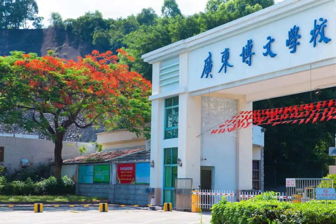 طù㶫ѧУӡŰػЩϸڱ̻¶